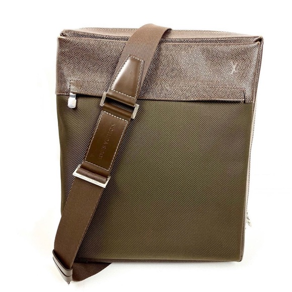 Authentic Men’s Louis Vuitton Taiga Satan (Large) - Picture 11 of 11